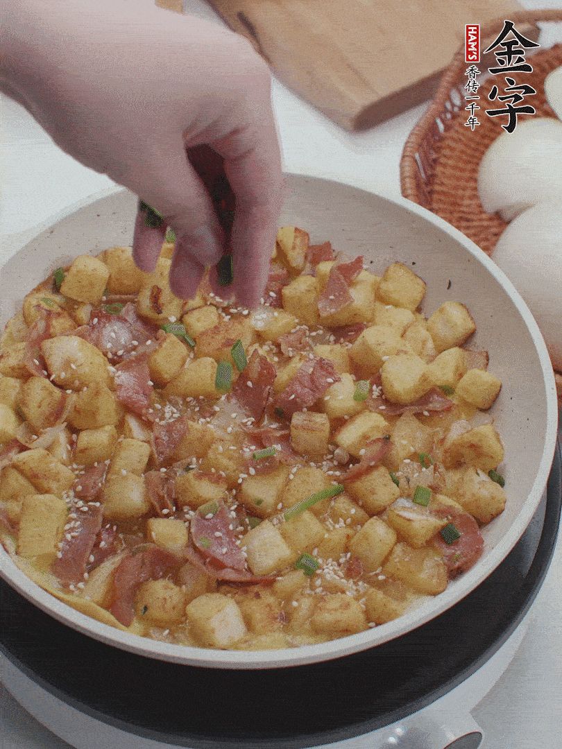 淋入剩余蛋液，蛋液凝固，撒上蔥綠和熟芝麻。