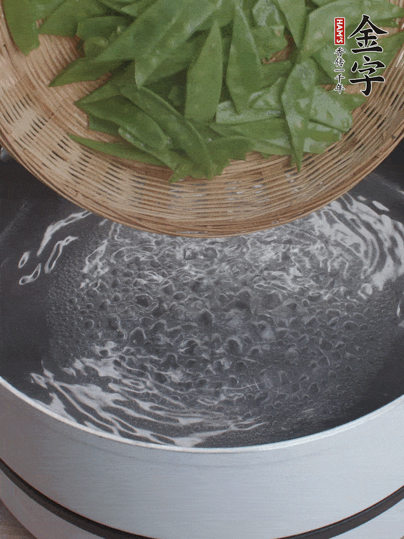 甜豆莢撕掉老筋，斜切兩半，焯水1分鐘。