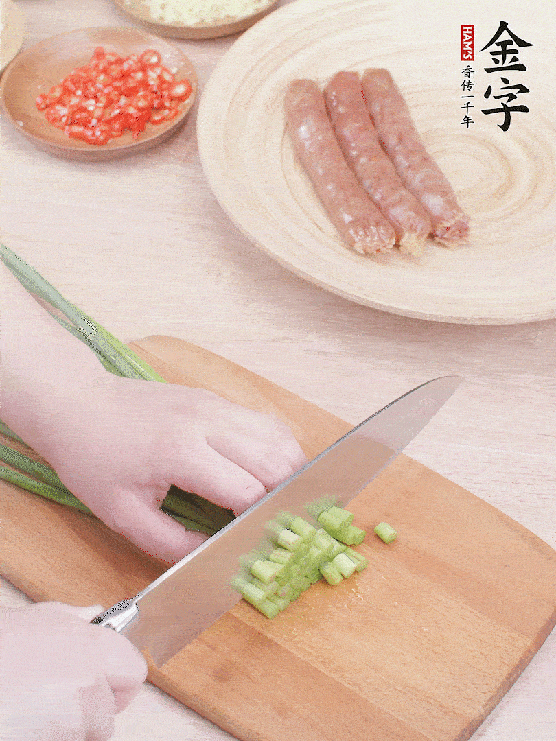 蒜苔切丁，蔥姜蒜切小丁，小米辣切圈。