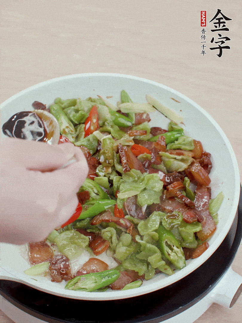 2勺生抽調味，最后撒蒜葉。