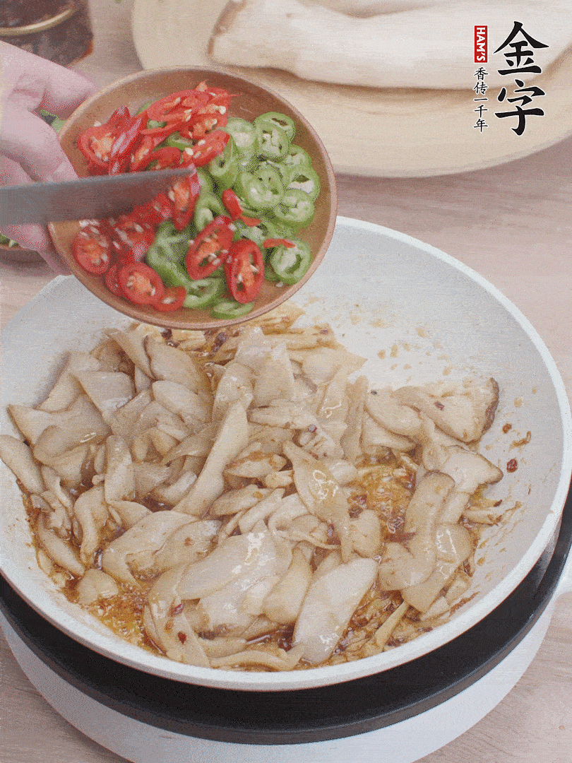 下杏鮑菇、青紅辣椒炒出香味。