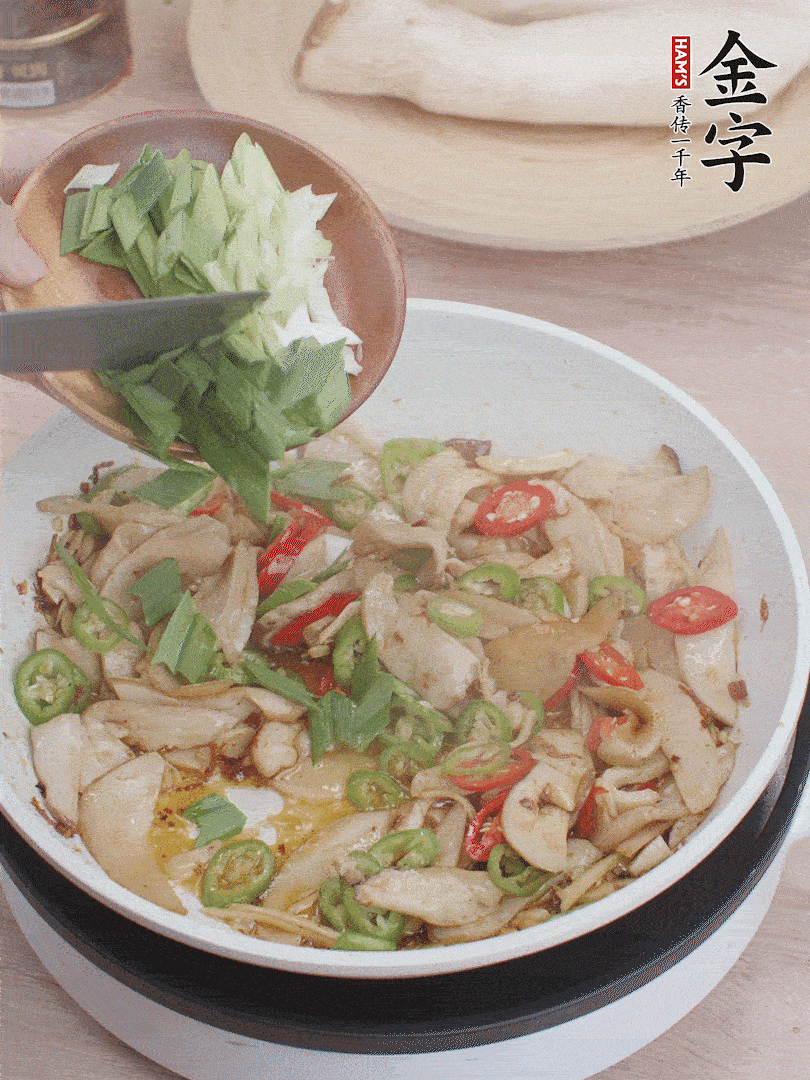 淋少許料酒、最后放大蒜葉。