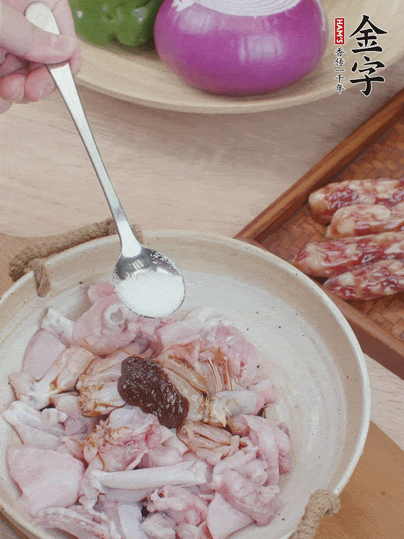 牛蛙塊加1勺柱候醬、1勺生抽、1/3勺白砂糖腌漬20分鐘。