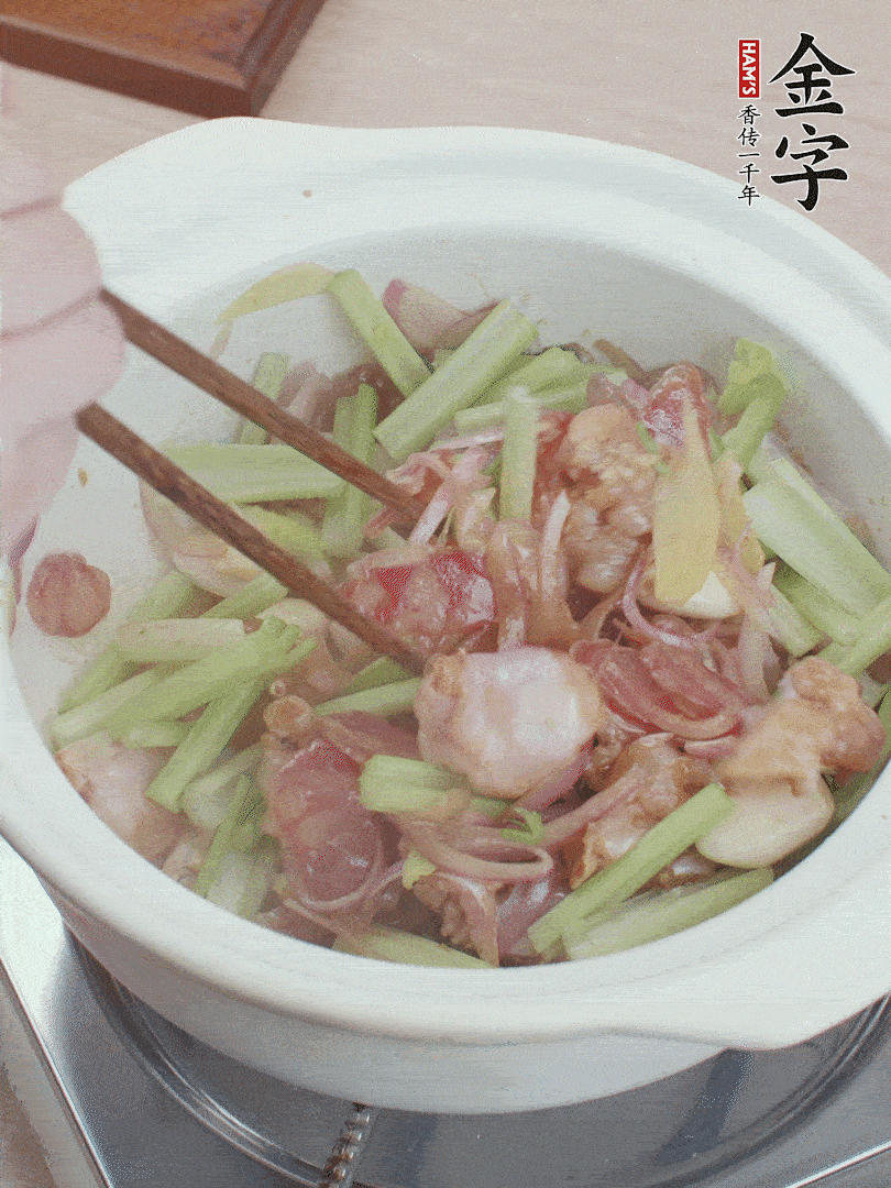 下牛蛙、芹菜、香腸翻炒。