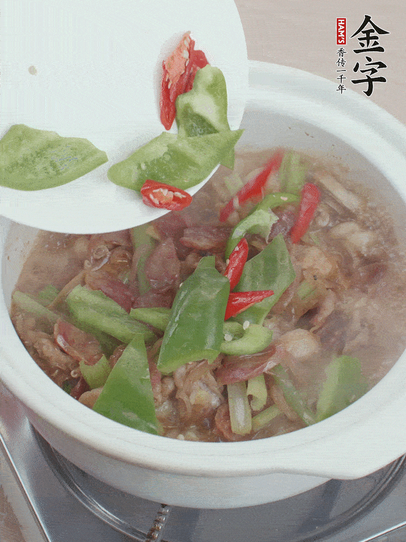 下綠菜椒，翻炒1分鐘。