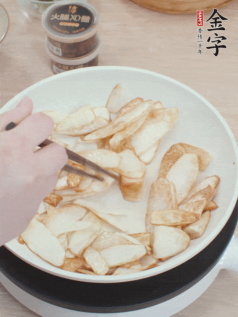 鍋中熱油，山藥煎至兩面金黃。
