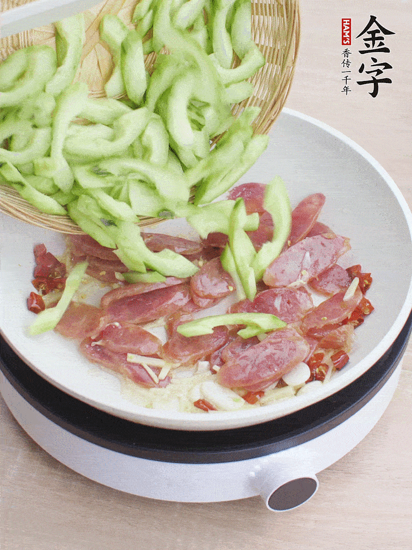 下香腸煸出油脂，放黃瓜翻炒。