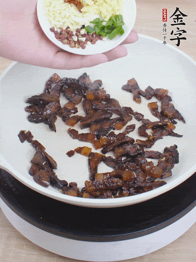 下蔥姜蒜、干辣椒、花椒粒炒香。