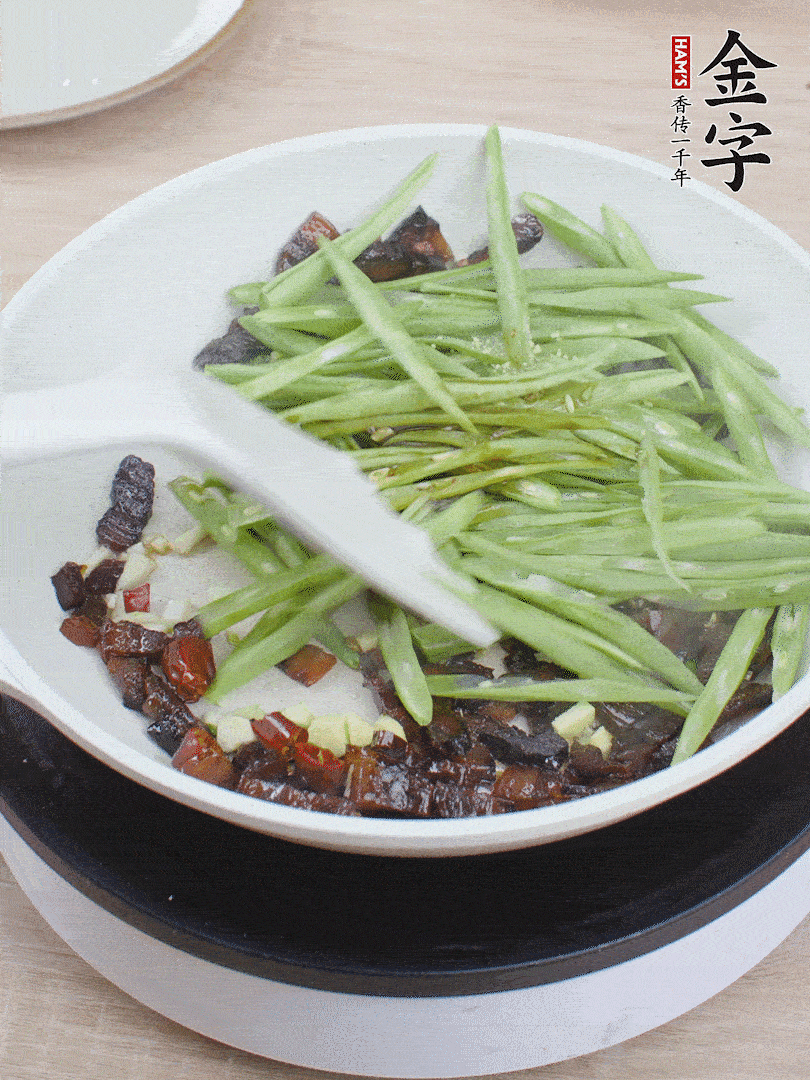 下豆角，生抽、雞精調味，炒到斷生。