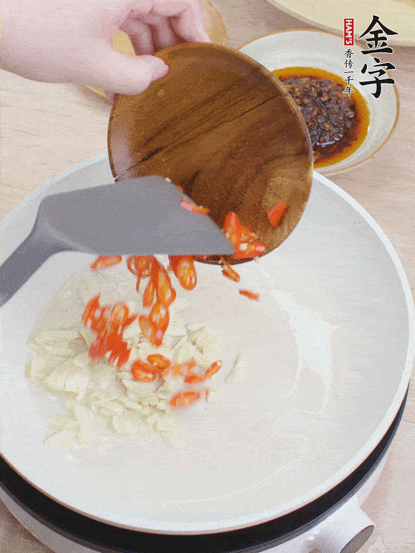 油熱煸香蒜末、辣椒。