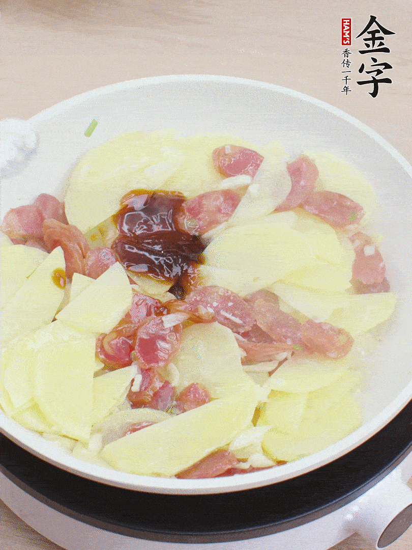 下土豆片，1勺生抽、1勺蠔油、1/3勺鹽、1/3勺糖炒至入味。