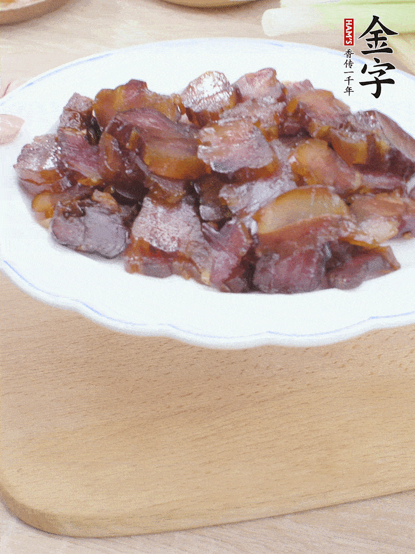 金字醬油肉水煮15分鐘，切薄片。