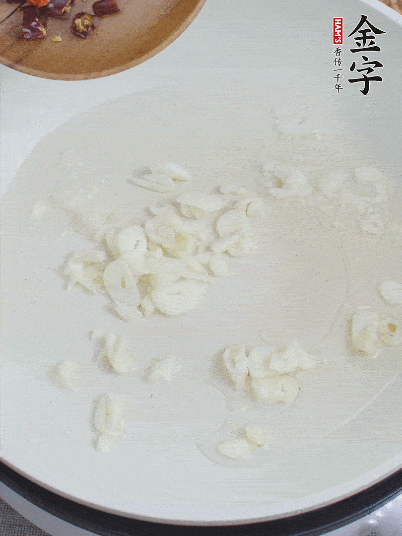 藕去皮，切成1cm見方的丁，放入清水浸泡。美人椒切圈。蒜切成末。