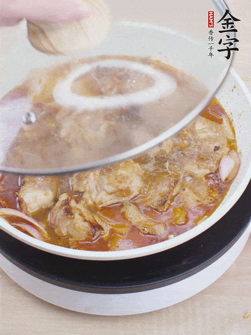 下小排翻炒，加1勺生抽、1點(diǎn)白砂糖和少許水燜2分鐘。