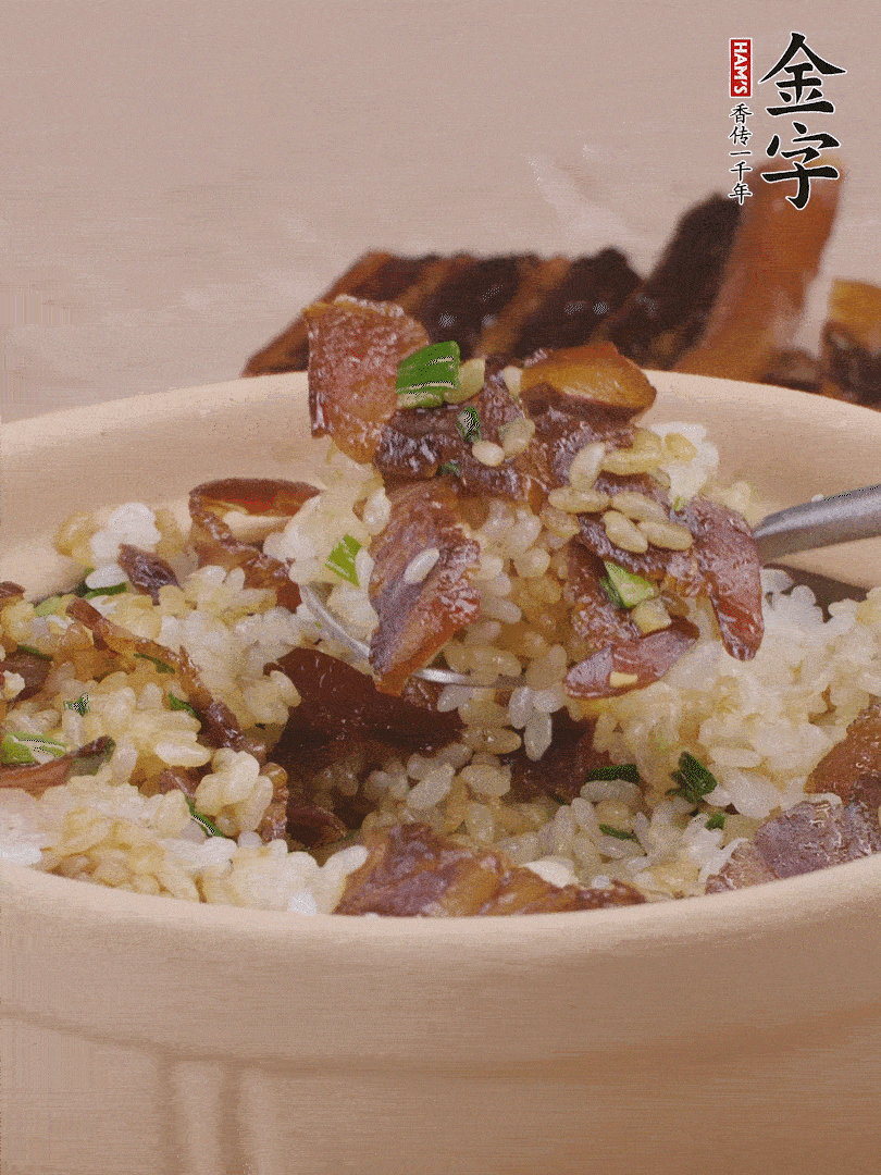 揭蓋后撒點(diǎn)蔥花裝飾，趁熱拌勻。