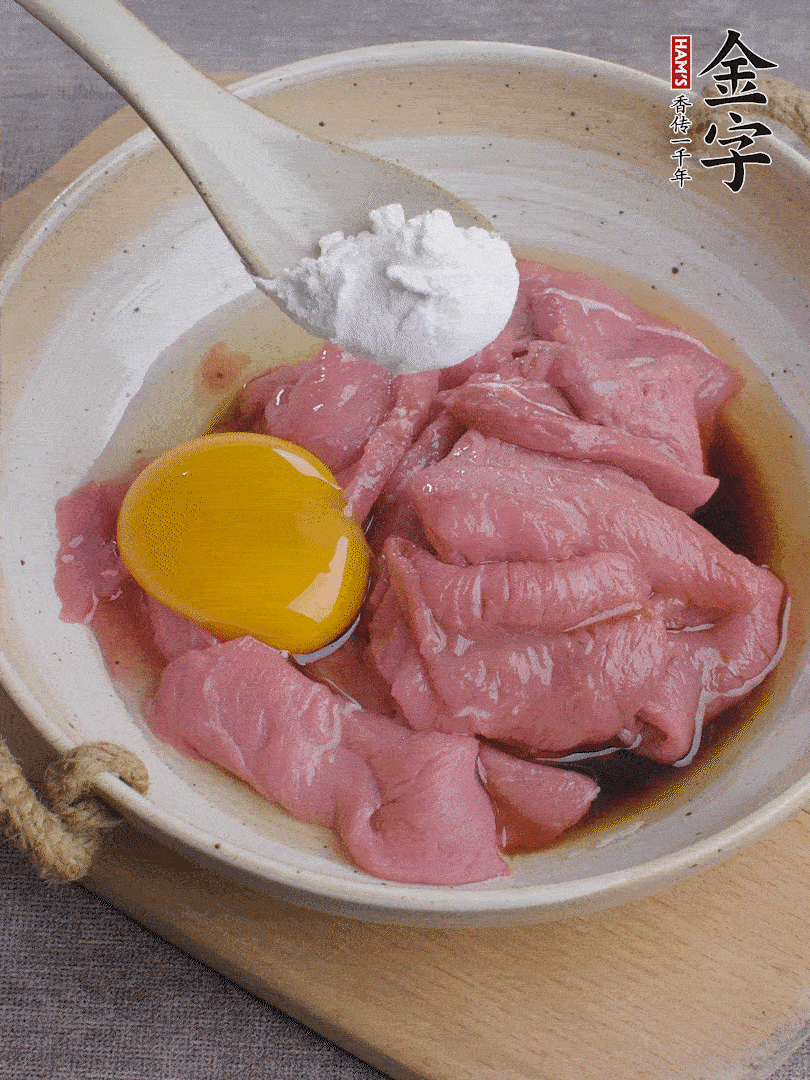 牛肉切片，雞蛋1個(gè)、水2勺、料酒1/2勺、生抽1/2勺、生粉1勺腌15分鐘。
