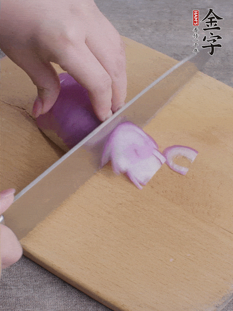 洋蔥切絲、蔥切段。