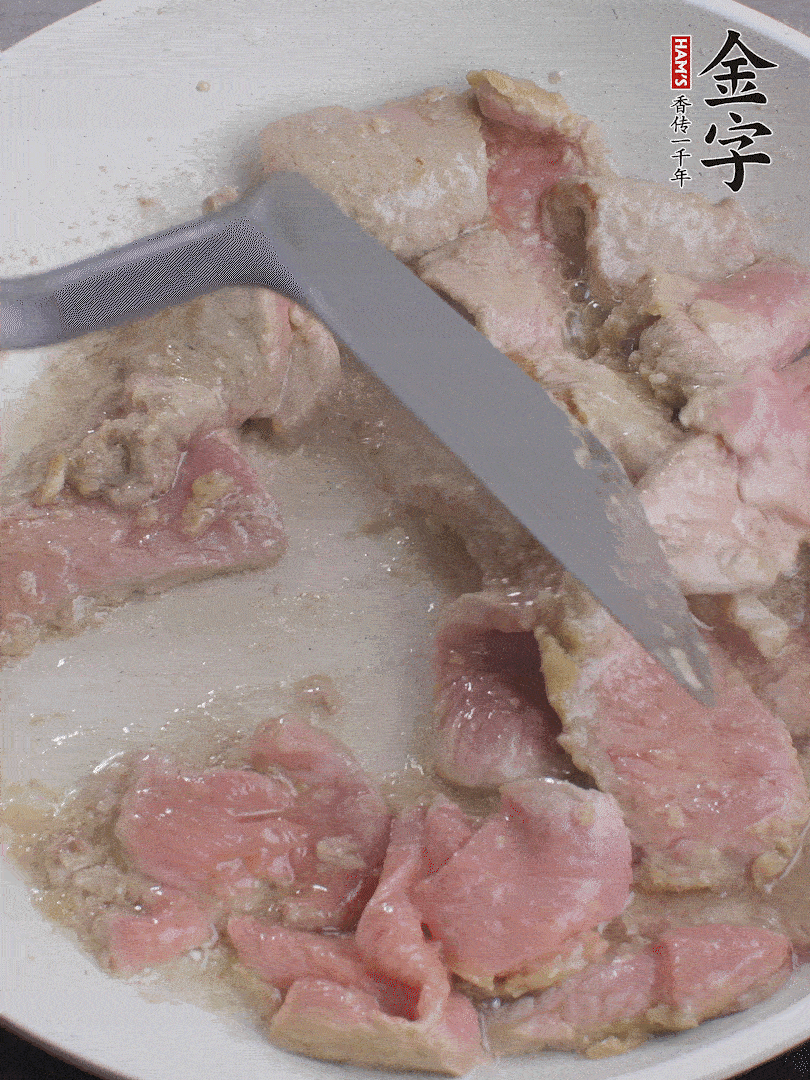 鍋中少油，下牛肉炒至變色。（盛出來(lái)）