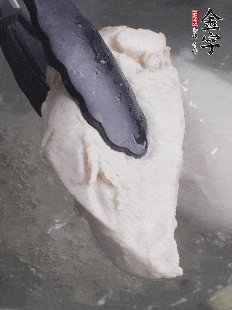 雞胸肉冷水下鍋，加姜片煮熟。過冰水撕成細絲。