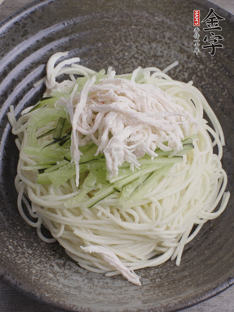 堿水面（熟）倒入大碗中，鋪上黃瓜絲、雞絲。