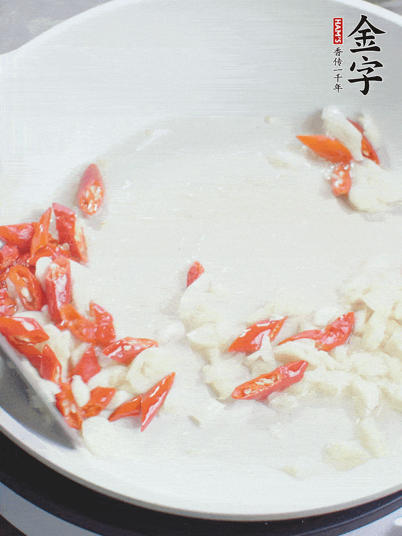 冷鍋熱油，下辣椒、大蒜煸香。