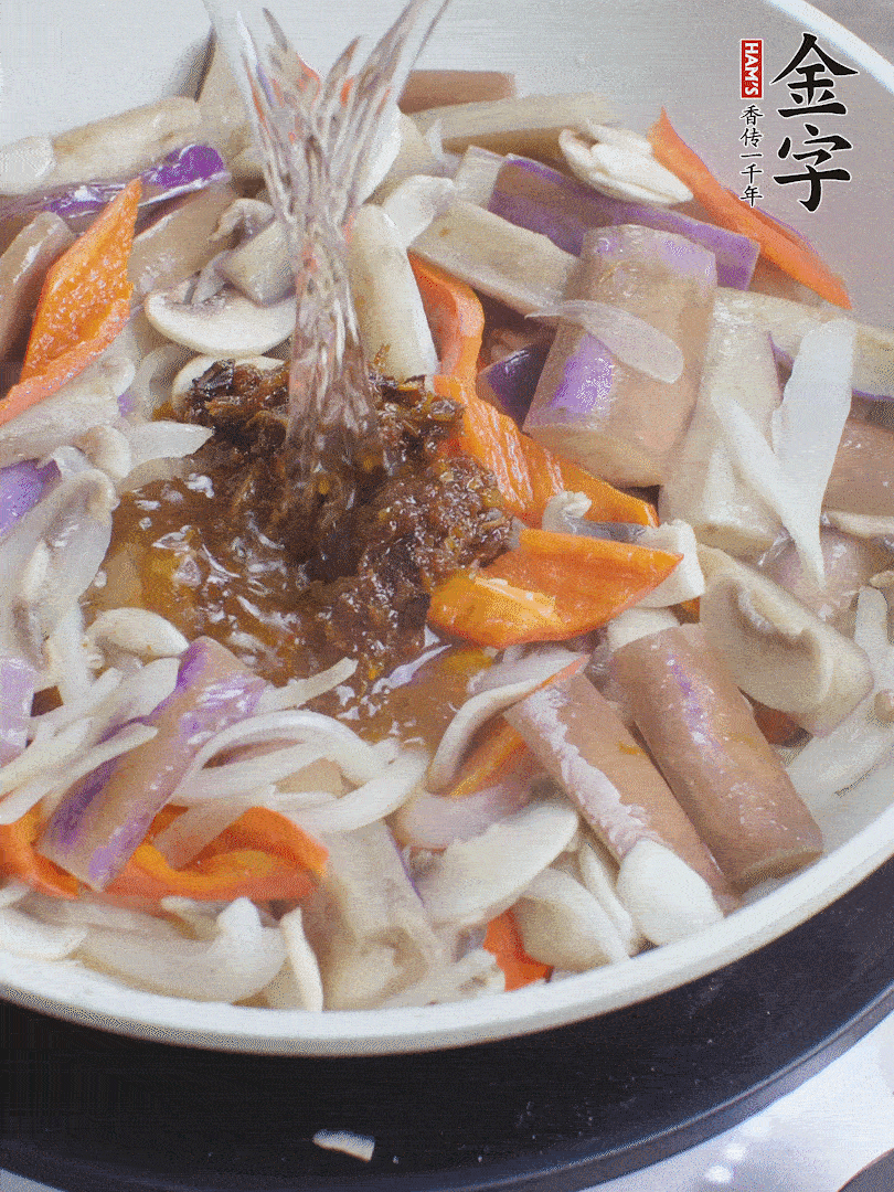 下茄子、口蘑，淋入料汁，加熱水份收干。