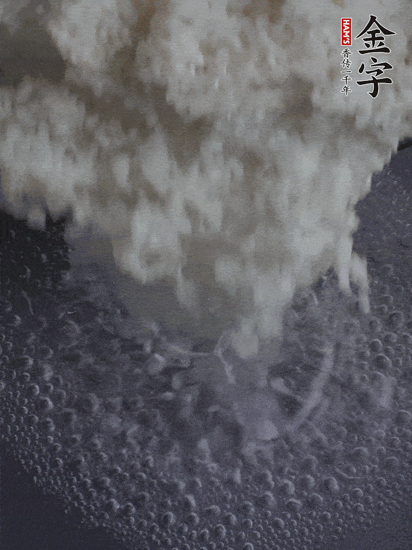 浸泡好的大米，沸水下鍋煮5分鐘，撈出瀝干。