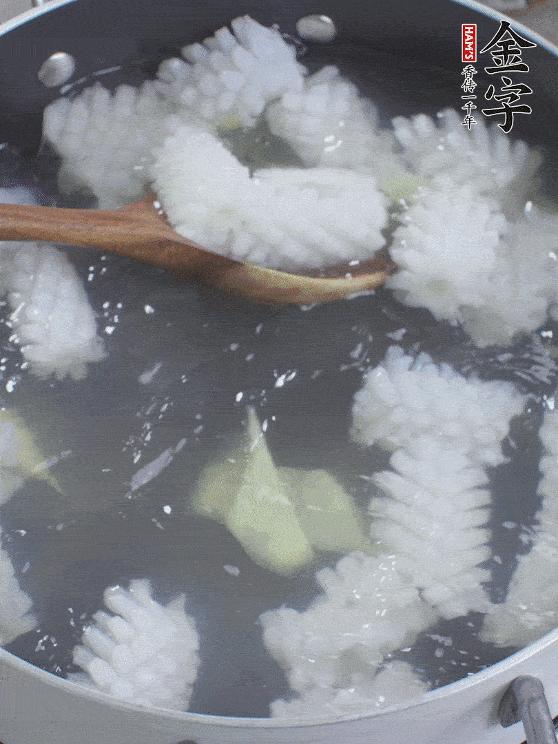 魷魚解凍后，加姜片、料酒汆燙30秒。