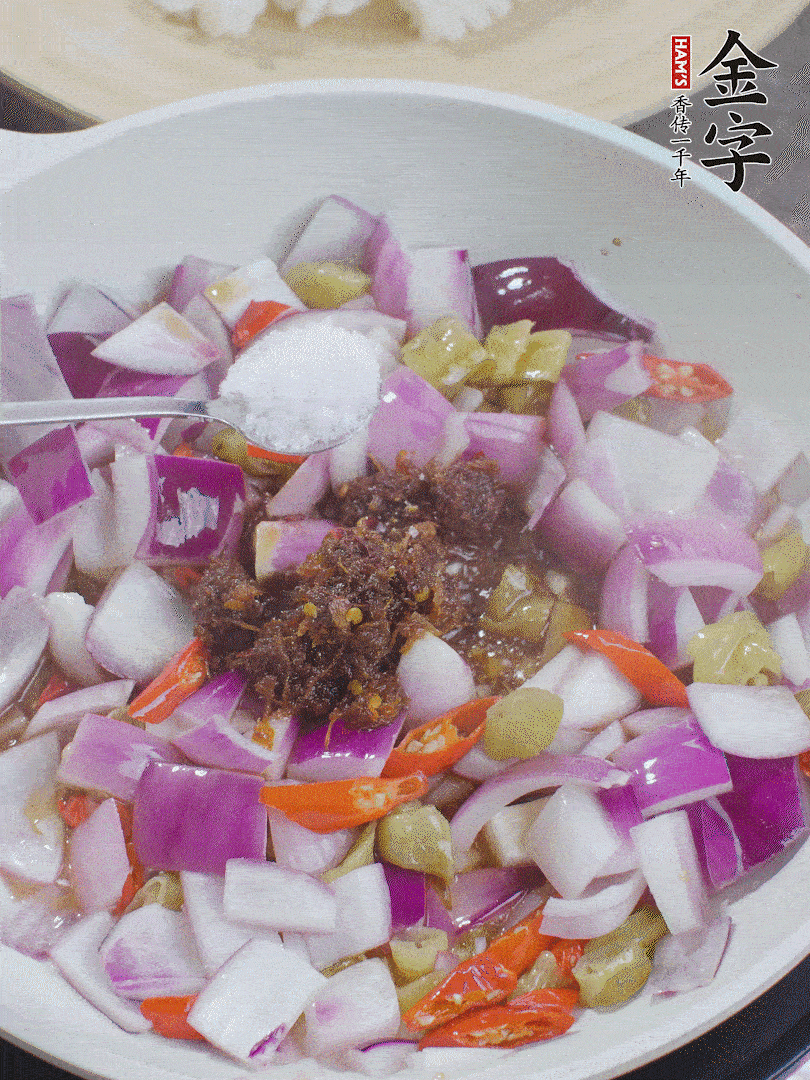 加1大勺金字火腿大師醬、2勺生抽、1勺糖，翻炒。