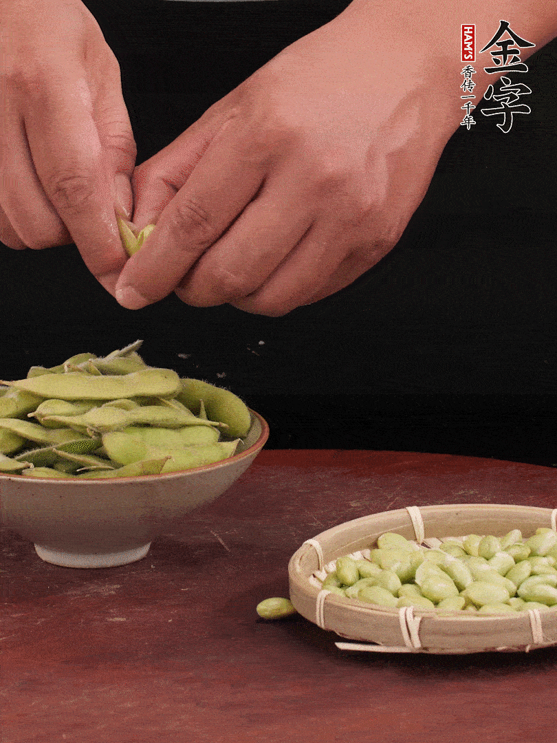 新鮮毛豆剝殼。