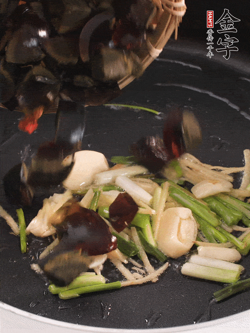 熱油爆香蔥姜，放入皮蛋翻炒至氣泡。