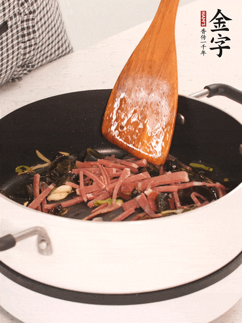 加入火腿煸炒一會(huì)，倒入開水燉煮15分鐘。