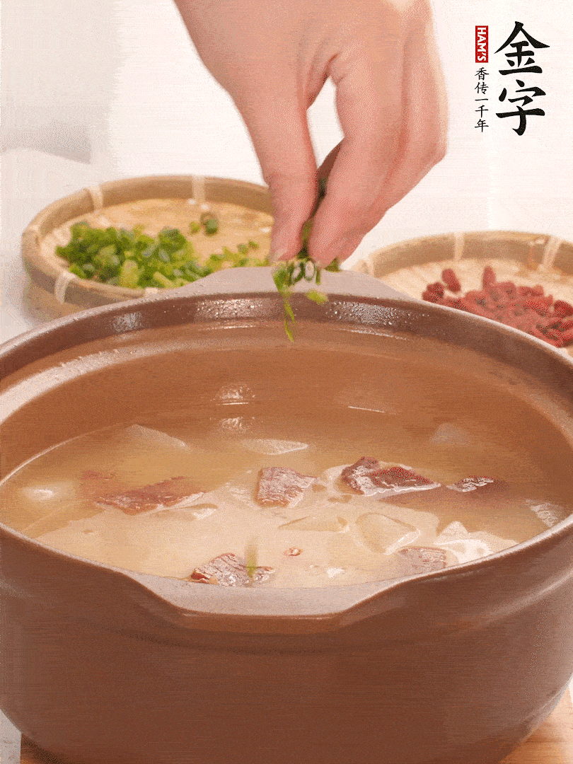 最后點綴點小蔥花、枸杞，增色提味。