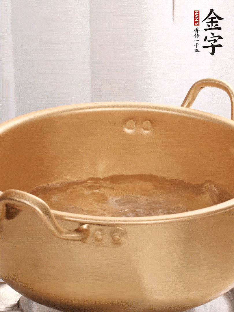 排骨加姜片、料酒，冷水下鍋焯水，撇去浮沫。