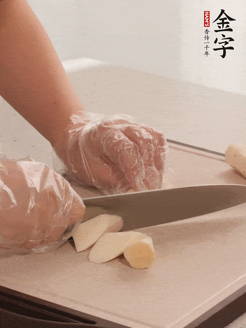 鐵棍山藥洗凈削皮，切斜刀塊。