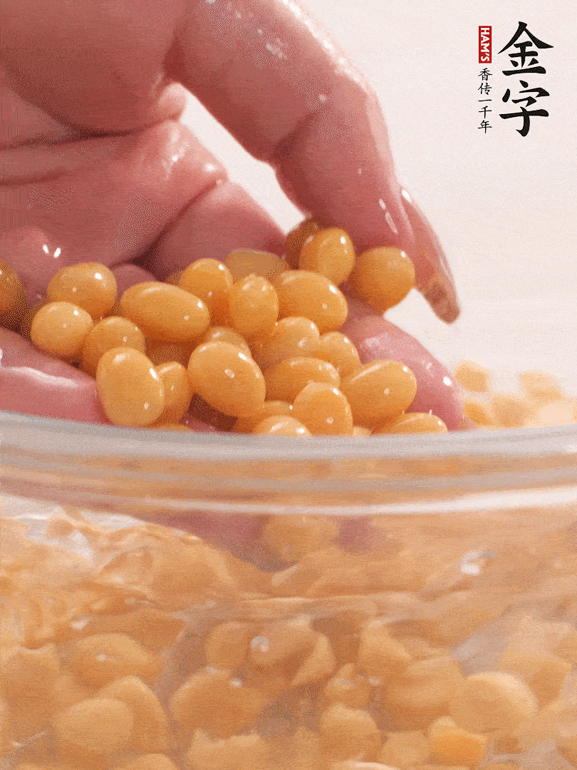 黃豆浸泡2小時，充分泡發(fā)，挑出干癟的不要。