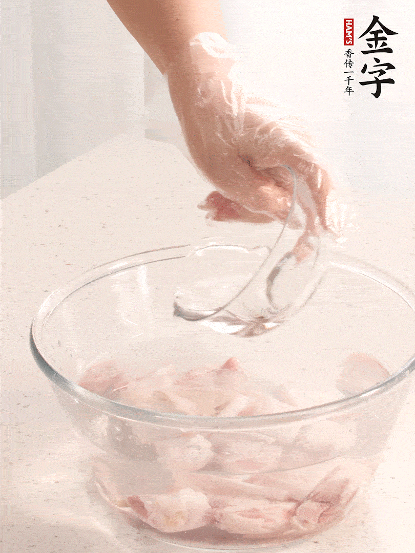 豬蹄除去雜毛、刮去油膩，斬成大塊，冷水浸泡半小時出血水，冷水下鍋，放入姜片、醋去腥，水燒開大約2分鐘，撈出。（白醋能夠讓豬蹄更白凈）