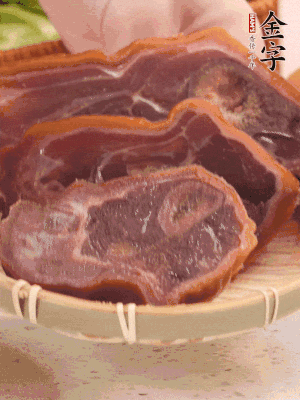 金字火腿蹄片溫水泡10分鐘。