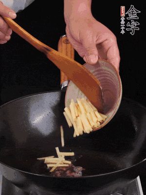 留少許余油，下姜絲、毛豆、火腿翻炒。