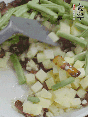 下蒜末、豆角、土豆塊翻炒。