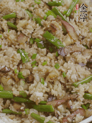 淋一點(diǎn)生抽、蠔油，撒蔥花。