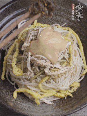 生抽1勺、醋1勺、芝麻醬1勺、金字火腿大師醬1勺。