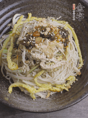 撒上花生碎、白芝麻、蔥花。