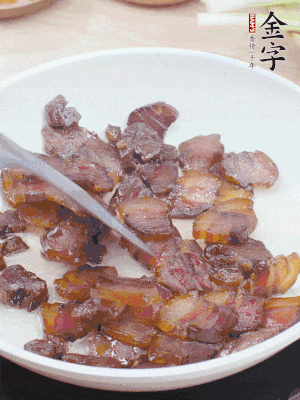 熱鍋少油，醬油肉煸出油脂，盛出。