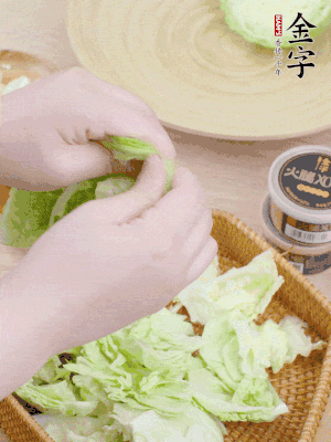 卷心菜掰成小片。