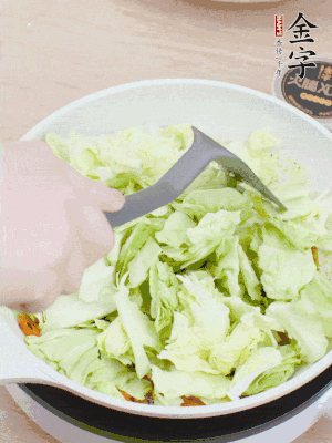 下卷心菜翻炒。