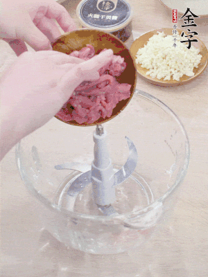 江南野筍干浸泡至軟；豬五花肉切薄片；腐皮改刀切成長(zhǎng)方形。