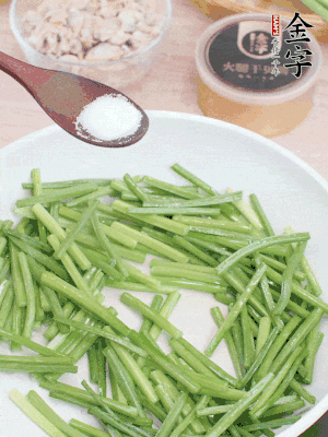 起鍋熱油，下韭菜苔炒至變色。加少許鹽。