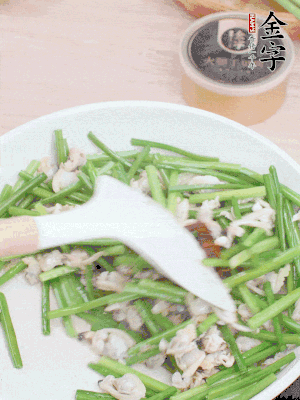 再下花蛤肉、1勺金字火腿干貝醬翻炒攪勻。