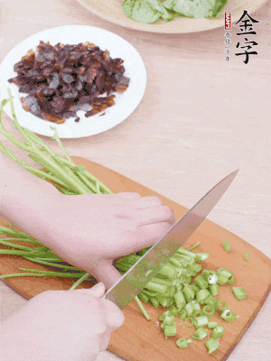 空心菜摘掉葉子，菜梗切成丁。